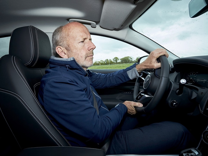 مايك كروس من جاكوار لاند روڤر يفوز بجائزة "أوتوكار" عن إنجازاته مدى الحياة